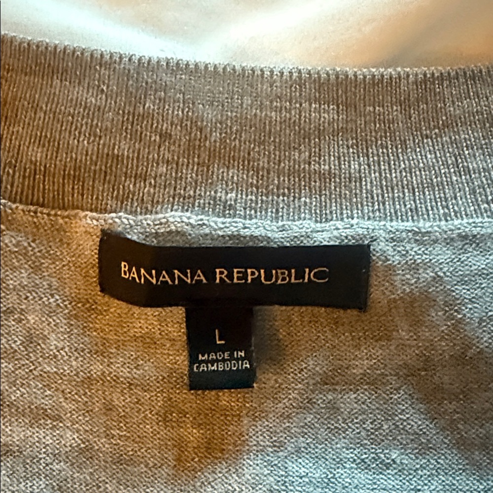 Banana Republic Light Gray Knit v-Neck Top - Picture 2 of 7